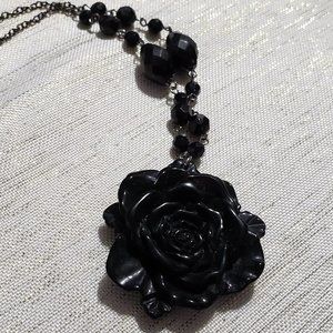 Vintage. Black rose and beads. Necklace.